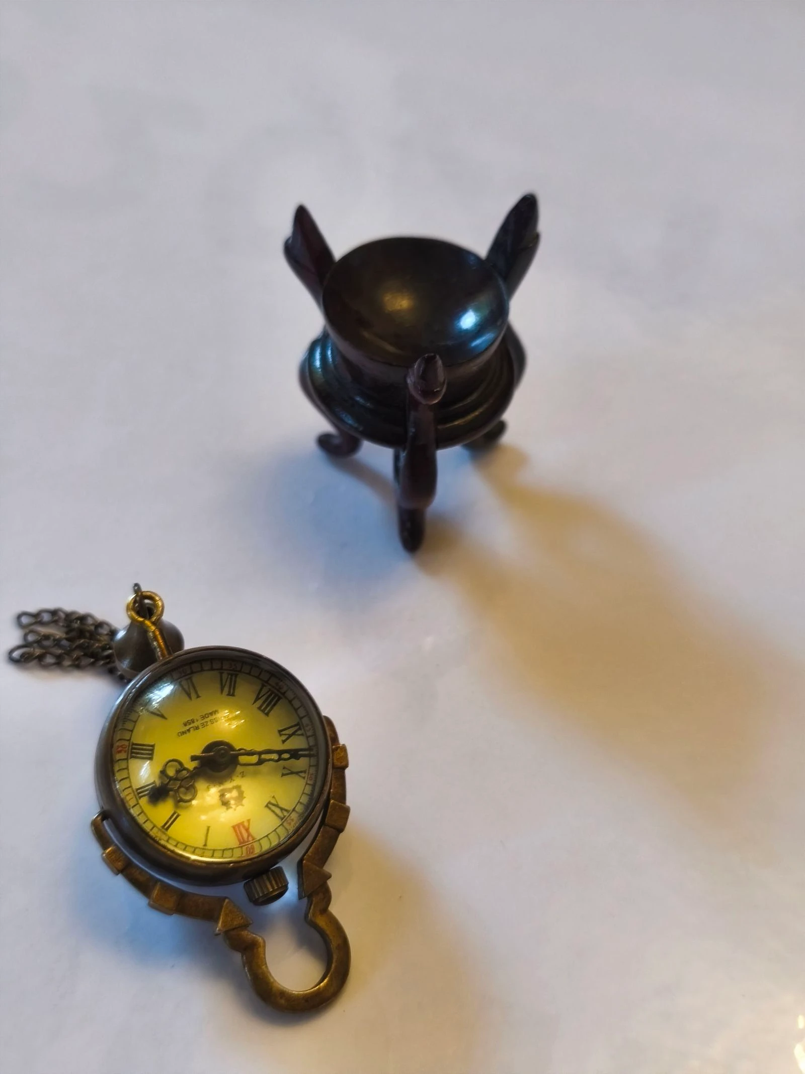 Relógio miniatura de corda antigo sobre base de madeira – photo 12